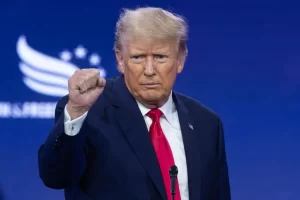 El expresidente estadounidense Donald Trump participa en el cierre de la conferencia "Road to Majority" (camino hacia la mayoría) organizada por la evangelista Faith and Freedom, en Washington (EE.UU.). EFE/EPA/Michael Reynolds