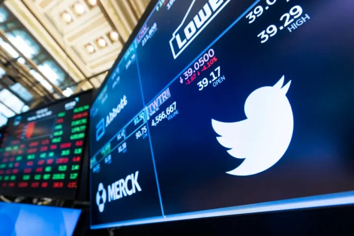 El logo de Twitter en una pantalla en Wall Street, en una fotografía de archivo. EFE/EPA/Justin Lane
