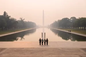 Miembros de la Infantería de Marina practican para un próximo desfile bajo un cielo nublado por los incendios forestales canadienses cerca del Monumento a Lincoln en Washington, este 8 de junio de 2023. EFE/EPA/Jim Lo Scalzo