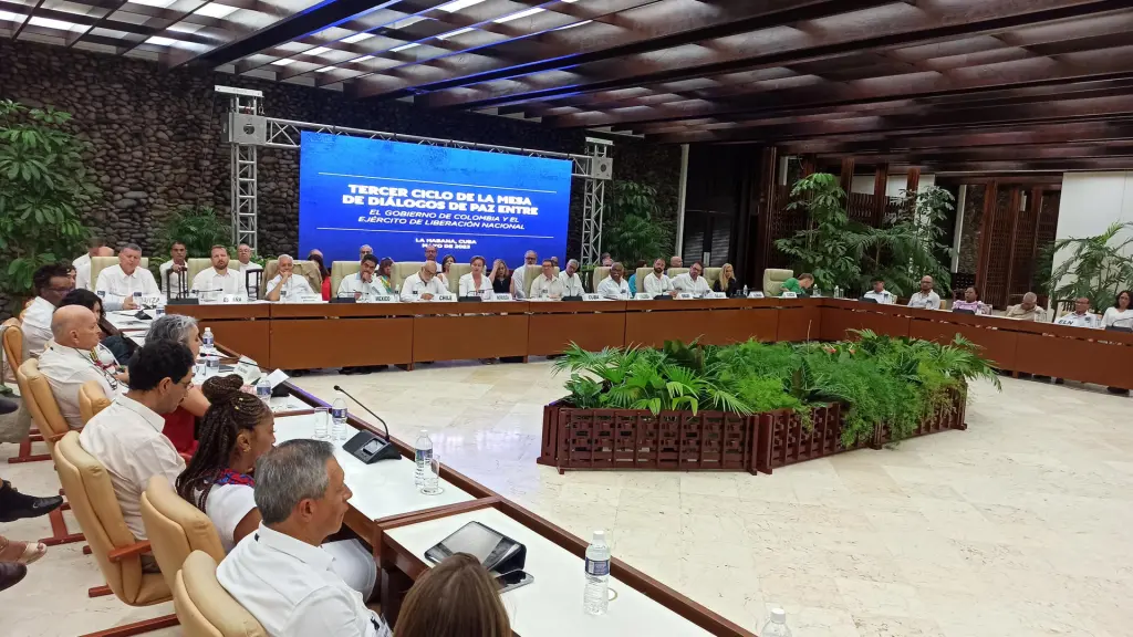Fotografía general de las delegaciones del Gobierno de Colombia y de la guerrilla del Ejército de Liberación Nacional (ELN), en el arranque del tercer ciclo de los diálogos de Paz, hoy en La Habana (Cuba), el 2 de mayo de 2023. EFE/Ernesto Mastrascusa
