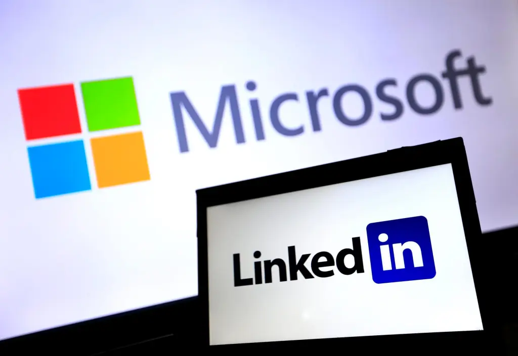 Vista general del logo de Microsoft y de la red social LindkedIn, en una fotografía de archivo. EFE/Ritchie B. Tongo