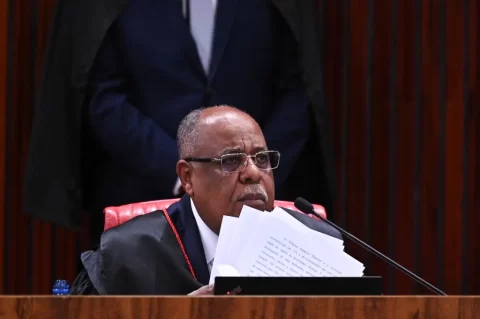 El ministro del Tribunal Superior Electoral (TSE), Benedito Gonçalves, relator del caso, habla durante la sesión de juicio contra el expresidente de Brasil Jair Bolsonaro en el Tribunal Superior Electoral (TSE), hoy en Brasilia (Brasil). EFE/Andre Borges