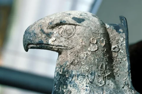 Fotografía de archivo fechada el 11 de febrero de 2006 que muestra la imponente águila de bronce del acorazado alemán Graf Spee, expuesta en Montevideo (Uruguay). EFE/Iván Franco