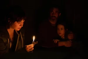 Fotografía cedida por 20th Century Studios que muestra, desde la izquierda, a la actriz Sophie Thatcher como Sadie Harper, al actor Chris Messina como Will Harper, y a la actriz Vivien Lyra Blair como Sawyer Harper, durante una escena de "The Boogeyman". EFE/Cortesía 20th Century Studios/Patti Perret