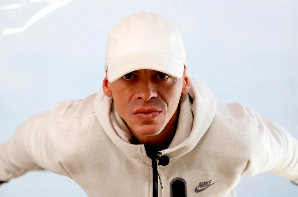 El veterano rapero puertorriqueño Vico C posa para EFE durante una entrevista, el 2 de junio de 2023, en un club de San Juan en Puerto Rico. EFE/Thais Llorca