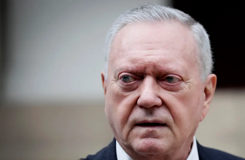 El socio fundador del ya desaparecido bufete Mossack Fonseca, Jürge Mossack, sale del Juzgado Segundo Liquidador de Causas Penales de la Corte Suprema de Justicia, en Ciudad de Panamá (Panamá). EFE/Bienvenido Velasco