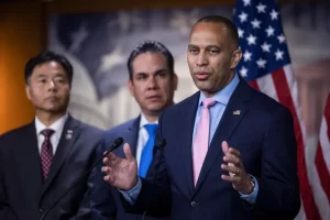 El líder de la minoría demócrata en la Cámara Baja de EE.UU., Hakeem Jeffries (d), habla, este 31 de mayo de 2023, en el Capitolio, sede del Congreso estadounidense, en Washington. EFE/Jim Lo Scalzo