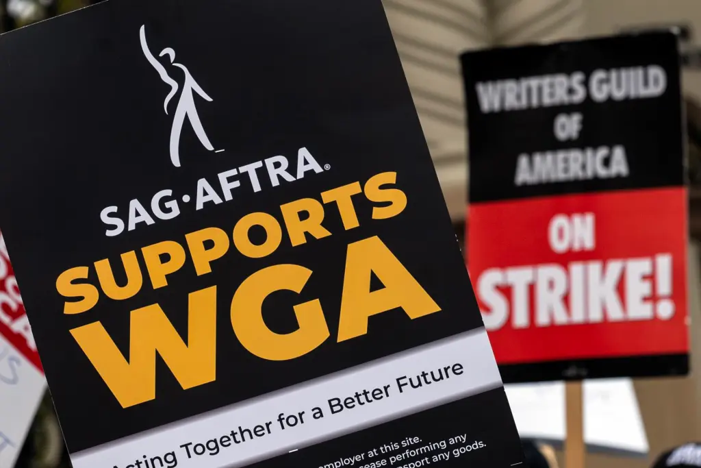 Un manifestante sostiene un cartel que dice "SAG-AFTRA apoya a WGA" durante una manifestación frente a Paramount Studios, en Los Ángeles, California (EE.UU.). EFE/EPA/Etienne Laurent