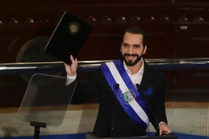 El presidente de El Salvador, Nayib Bukele, habla hoy ante el Congreso durante una sesión por su cuarto año de Gobierno, en San Salvador (El Salvador). EFE/Rodrigo Sura