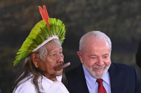 El presidente de Brasil, Luiz Inácio Lula da Silva (d), posa con el líder indígena brasileño Raoni Metuktire en una ceremonia por el Día Mundial del Medio Ambiente, en el Palacio del Planalto, en Brasilia (Brasil). EFE/André Borges