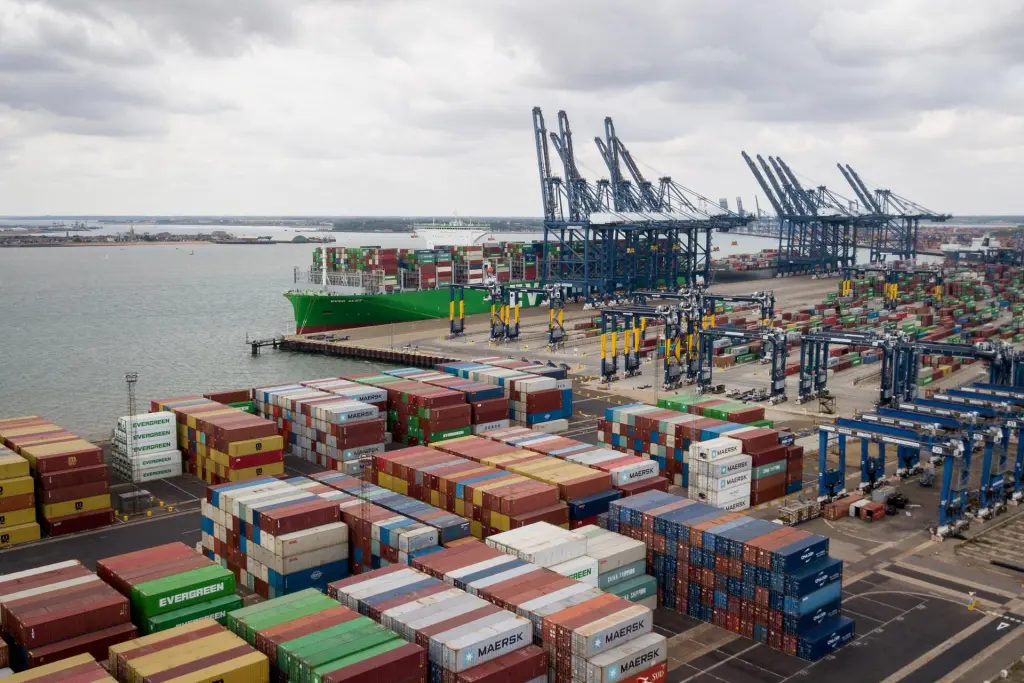 Vista del puerto británico de Felixstowe, de gran movimiento comercial, en una fotografía de archivo. EFE/Tolga Akmen