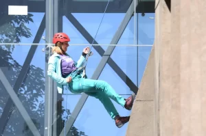 La escaladora macedonia Ilina Arsova realiza una demostración en La Paz (Bolivia). EFE/Luis Gandarillas