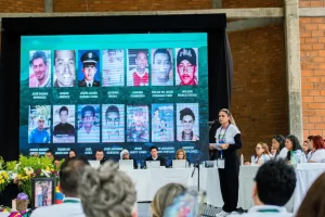 Fotografía cedida por la Jurisdicción Especial para la Paz (JEP) que muestra a familiares de víctimas del conflicto que asisten a la Audiencia de Reconocimiento de Verdad sobre el asesinato y desaparición forzada de 49 personas presentadas como "falsos positivos", en Dabeiba, Antioquia (Colombia). EFE/Jurisdicción Especial para la Paz