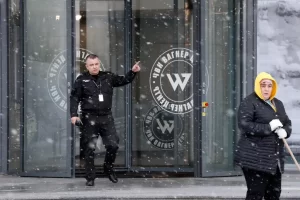 Un guardia de seguridad, en la entrada de la sede del grupo Wagner. EFE-EPA FILE/Anatoly Maltsev