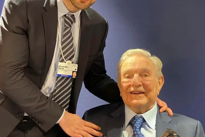 El multimillonario George Soros (d) ha entregado el control de su imperio, valorado en 25.000 millones de dólares (algo más de 23.000 millones de euros) a su hijo menor, Alexander Soros (i), de 37 años, según publica este lunes el estadounidense Wall Street Journal. EFE/Alex Soros (Via Twitter)