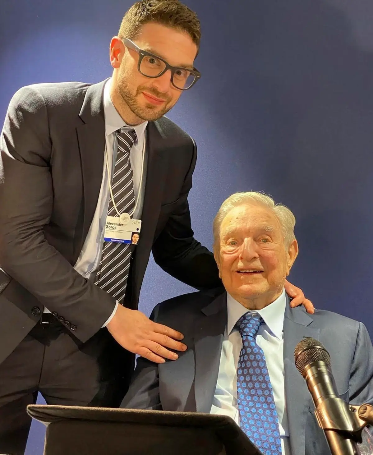 El multimillonario George Soros (d) ha entregado el control de su imperio, valorado en 25.000 millones de dólares (algo más de 23.000 millones de euros) a su hijo menor, Alexander Soros (i), de 37 años, según publica este lunes el estadounidense Wall Street Journal. EFE/Alex Soros (Via Twitter)