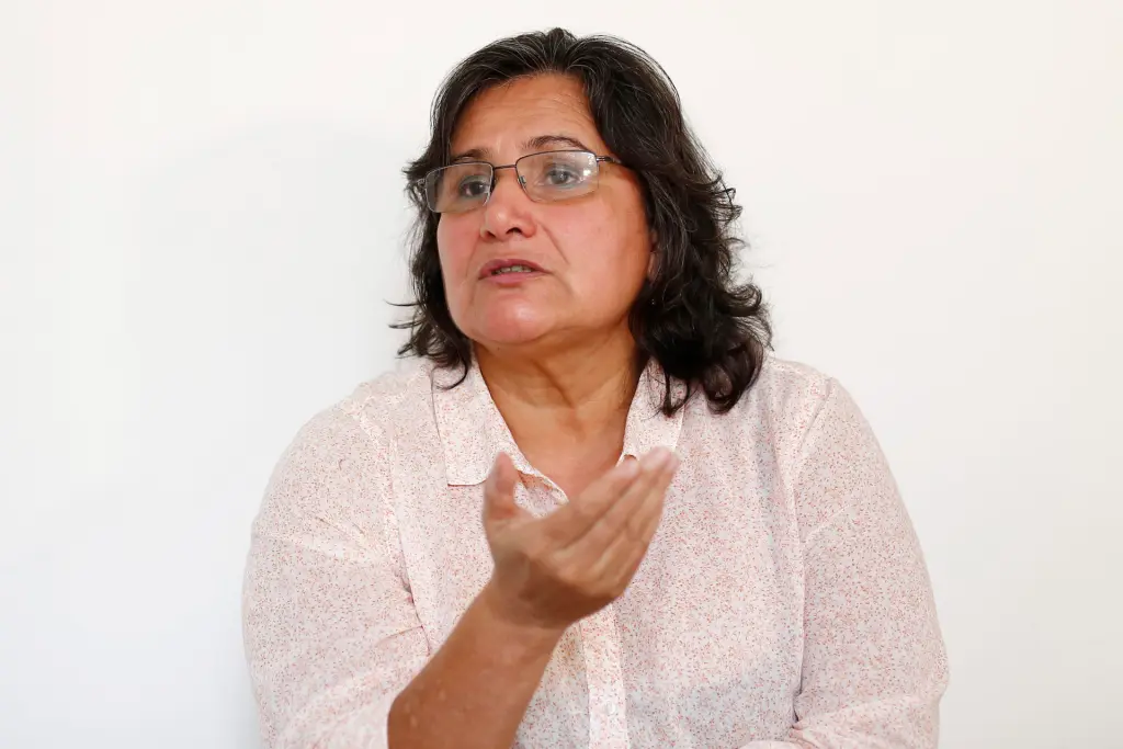 Celia Medrano, defensora de derechos humanos y aspirante a la Vicepresidencia por el Movimiento Sumar, habla durante una entrevista con EFE, en San Salvador (El Salvador). EFE/Rodrigo Sura