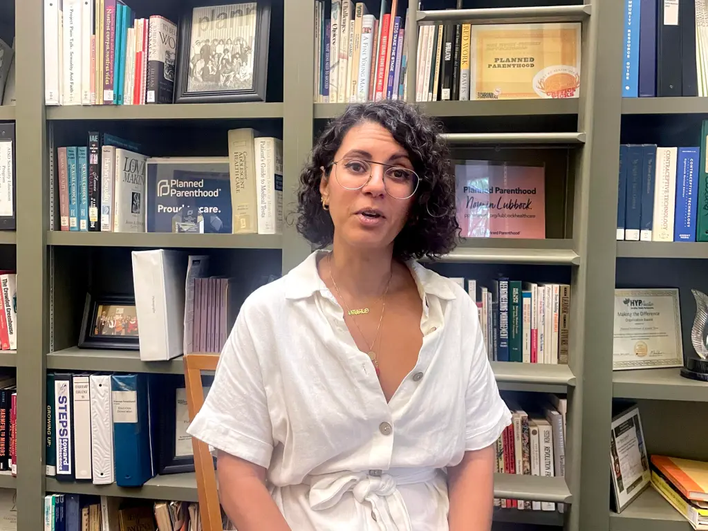 Amna Dermish, ginecóloga obstetra que trabaja para la organización Planned Parenthood, posa durante una entrevista con EFE el 25 de mayo de 2023 en las instalaciones de la clínica de Austin, Texas (EE.UU). EFE/Paula Escalada