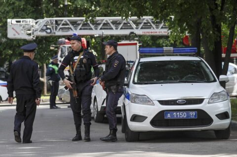 Policías rusos cerca de un edificio residencial dañado en un ataque con drones en Moscú, el pasado mes de mayo. EFE/EPA/Yuri Kochetkov