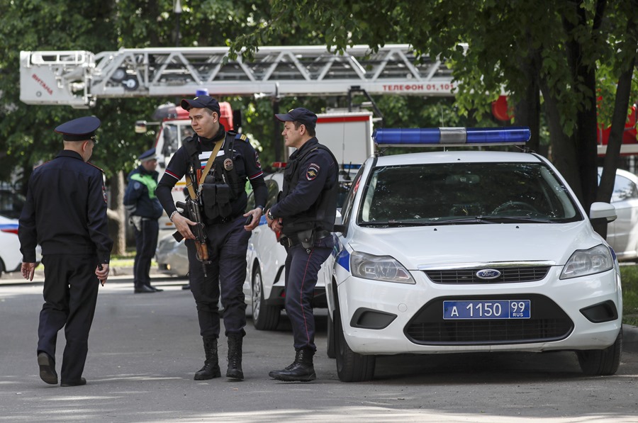 Policías rusos cerca de un edificio residencial dañado en un ataque con drones en Moscú, el pasado mes de mayo. EFE/EPA/Yuri Kochetkov