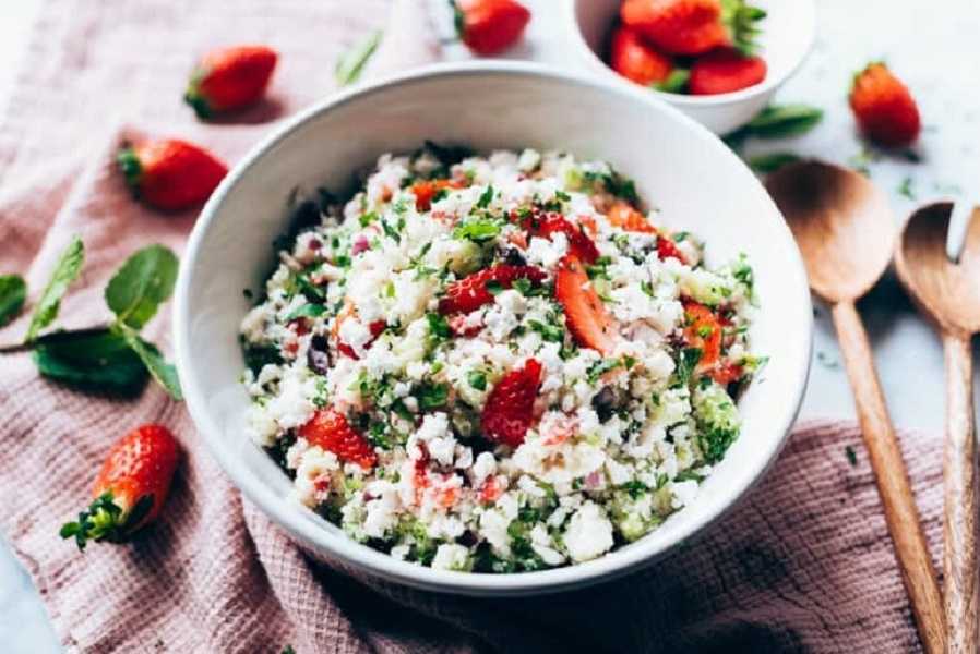 Tabulé de coliflor y fresa: rica receta para la cena