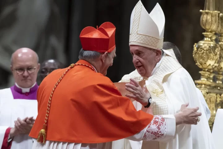 El papa Francisco junto al cardenal Mateo Zuppi, en una imagen de archivo. EFE//Claudio Peri