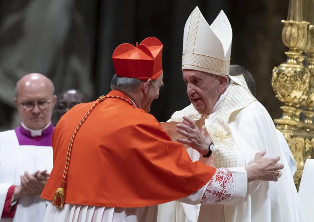 El papa Francisco junto al cardenal Mateo Zuppi, en una imagen de archivo. EFE//Claudio Peri