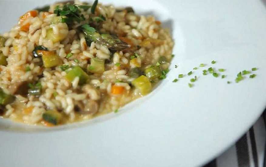 Risotto de limón con guisantes: sabroso plato fácil de preparar