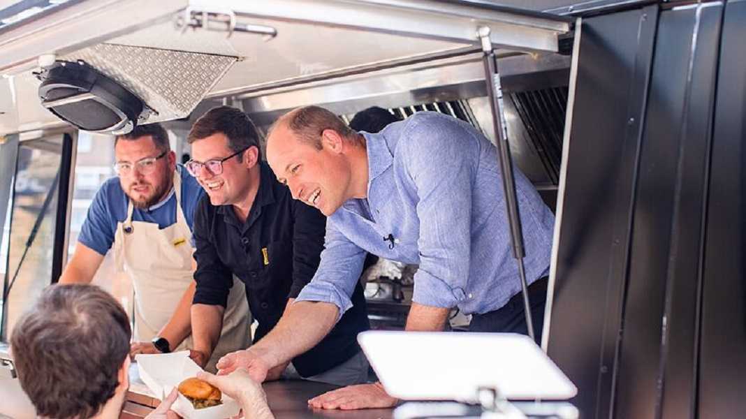 El príncipe Guillermo sorprende sirviendo hamburguesas eco