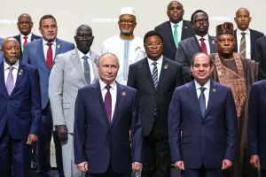 El presidente ruso, Vladímir Putin, junto a mandatarios africanos en la cumbre de San Petersburgo. EFE/EPA/Sergei Bobylev/Tass