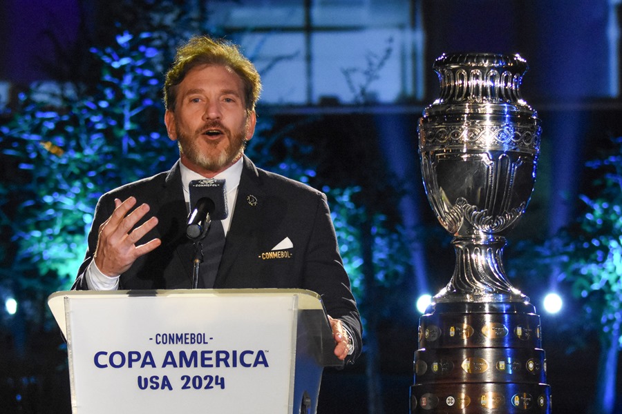 El presidente de la Conmebol Alejandro Domínguez habla en la presentación de la nueva imagen de la Copa América 2024 hoy, en la sede del organismo en Luque (Paraguay). EFE/Daniel Piris