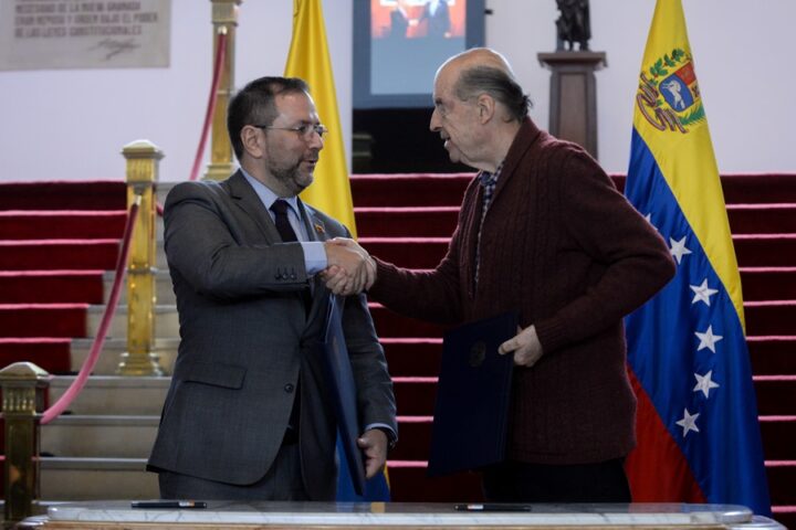 El Canciller de Colombia, Álvaro Leyva (d), junto al canciller de Venezuela, Yván Eduardo Gil Pinto (i), durante la instalación de la Comisión de la vecindad e integración entre Colombia y Venezuela, hoy en el Palacio San Carlos en Bogotá (Colombia). EFE/Vanessa Jiménez