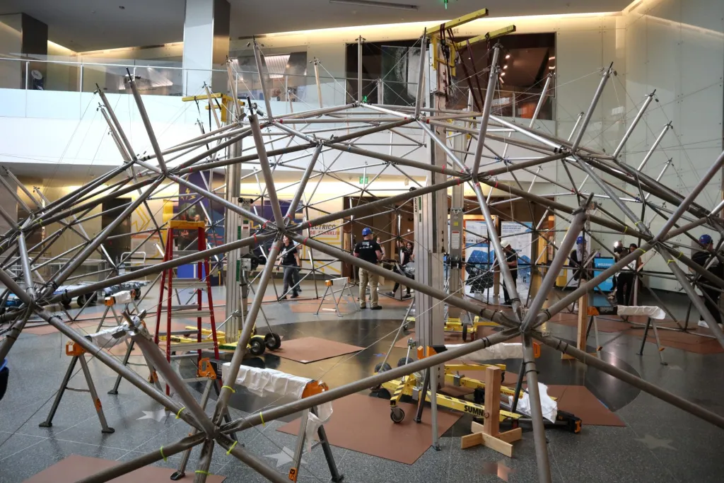 Fotografía del "Weatherbreak", un domo geodésico que es una construcción semiesférica generada con la unión de poliedros, durante la instalación de la muestra "Reconstrucción de 'Weatherbreak': cúpulas geodésicas en una era de clima extremo" en el Museo Nacional de Historia Americana, en Washington (EE.UU.). EFE/Octavio Guzmán