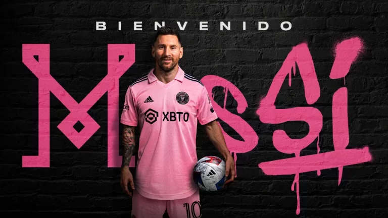Fotografía cedida por Inter Miami CF Communications de Messi posando con la camisa de su nuevo equipo de fútbol el Inter Miami CF. EFE/ Inter Miami Cf Communications