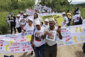 Familiares de unas 140 personas desaparecidas en la frontera con Venezuela caminan hasta el lugar donde creen que terminaron los cuerpos de sus seres queridos, los antiguos hornos crematorios de Juan Frío, en Norte de Santander (Colombia). EFE/Mario Caicedo