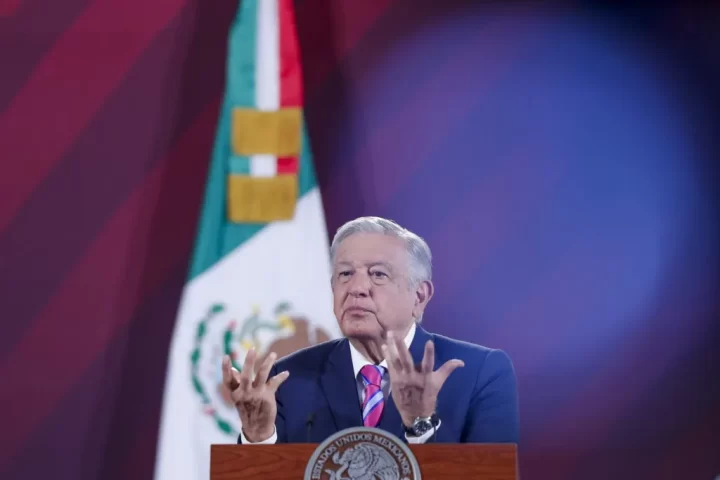 El presidente de México, Andrés Manuel López Obrador, habla durante una rueda de prensa hoy, en Ciudad de México (México). EFE/Isaac Esquivel
