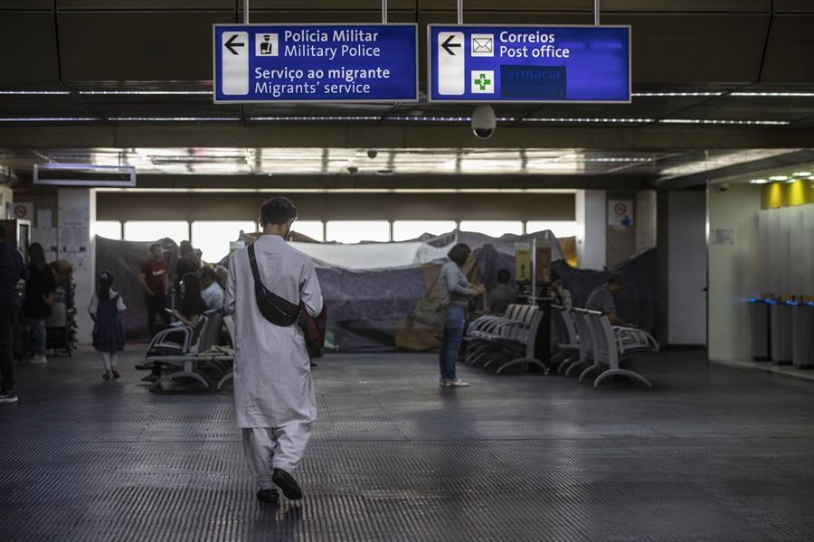 Afganos permanecen en un campamento improvisado dentro del aeropuerto internacional de Sao Paulo (Brasil). EFE/SEBASTIÃO MOREIRA