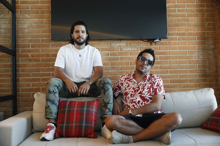 Cali y El Dandee deciden volver a sus raíces melódicas con su nueva canción "Amor" que recuerda a sus conocidos "Yo te esperaré" (2011) o "No digas nada" (2012). EFE/J P Gandul