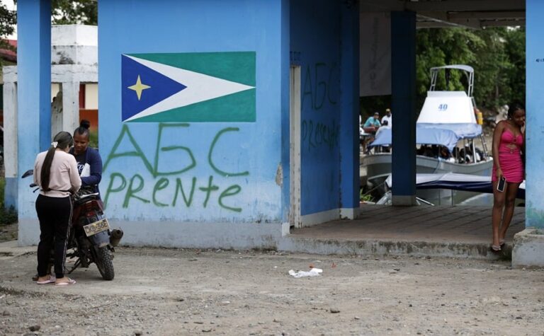 Fotografía que muestra grafitis de las Autodefensas Gaitanistas de Colombia (AGC) en Unguía (Colombia). EFE/ Mauricio Dueñas Castañeda