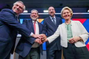 (I-d) Alberto Ángel Fernández, Ralph Gonsalves, Charles Michel y Ursula von der Leyen, en la cumbre UE-Celac. EFE/EPA/Olivier Matthys