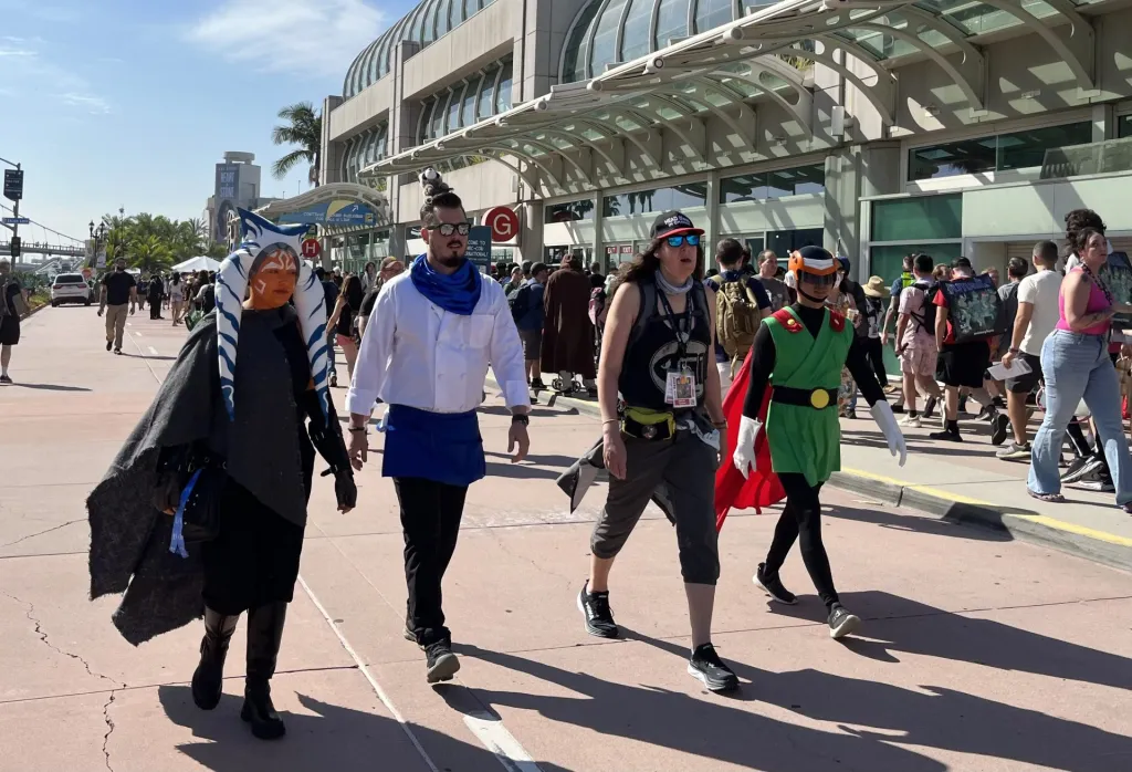 Aficionados disfrazados llegan a la Comic-Con 2023 hoy, en San Diego, California (EE.UU.). EFE/Guillermo Azábal