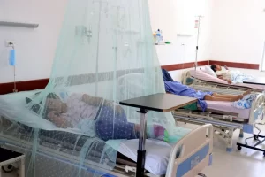 Un paciente con dengue recibe tratamiento en un hospital de Santa Cruz (Bolivia), en una fotografía de archivo. EFE/Juan Carlos Torrejón