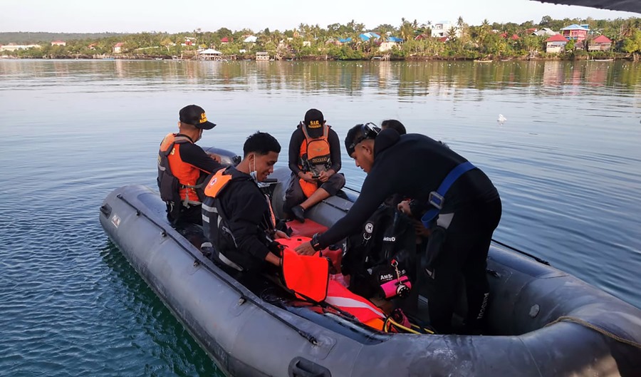 Fotografía cedida por la Agencia Nacional de Búsqueda y Rescate de Indonesia muestra a los rescatistas preparándose para una misión de búsqueda y rescate de víctimas de un barco de pasajeros hundido en las aguas de la isla de Muna. EFE/EPA/BASARNAS