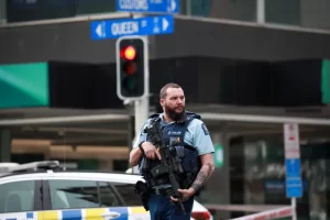 Un policía hace guardia en un área acordonada cerca del lugar de un tiroteo en Queen Street, Auckland, Nueva Zelanda. EFE/EPA/How Hwee Young