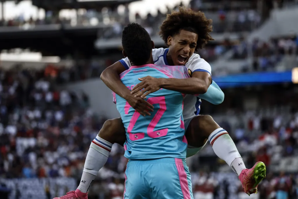 Adalberto Carrasquilla (d) de Panamá celebra con su compañero, el guardameta Orlando Mosquera, tras vencer a Estados Unidos en las semifinales de la Copa Oro, en San Diego, California (EE.UU.). EFE/EPA/Etienne Laurent