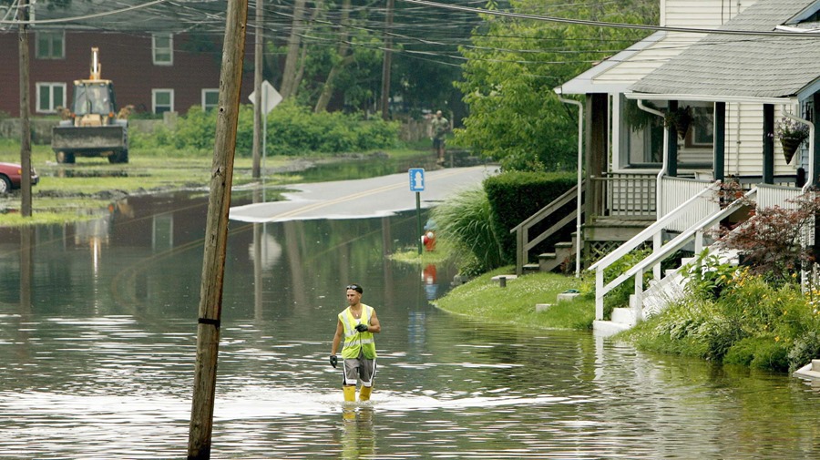 Imagen de archivo de un trabajador municipal camina por la zona inundada del río Delaware en una calle de Morrisville, en Pensilvania .EE.UU. . EFE/Justin Lane