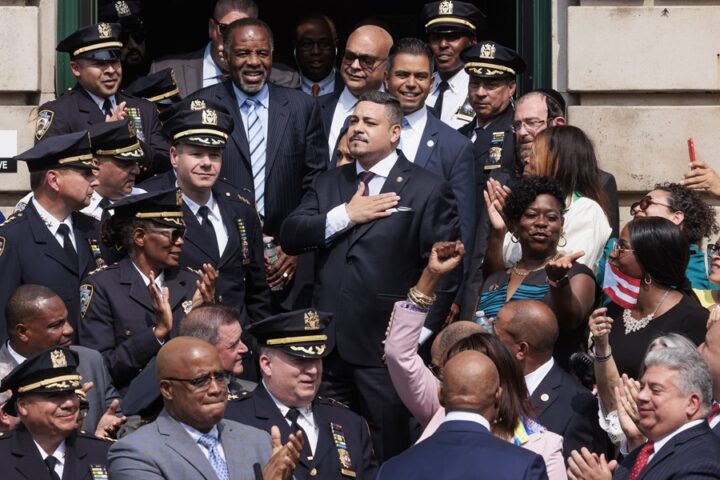 Edward Caban (C) agradece los aplausos a su llegada a una ceremonia en la que fue juramentado como nuevo Comisionado de Policía de la Ciudad de Nueva York. EFE/EPA/JUSTIN LANE