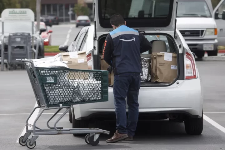 Vista de unas compras de productos de Amazon en un supermercado Whole Foods de la ciudad de Tustin, California, en una fotografía de archivo. EFE/Eugene Garcia