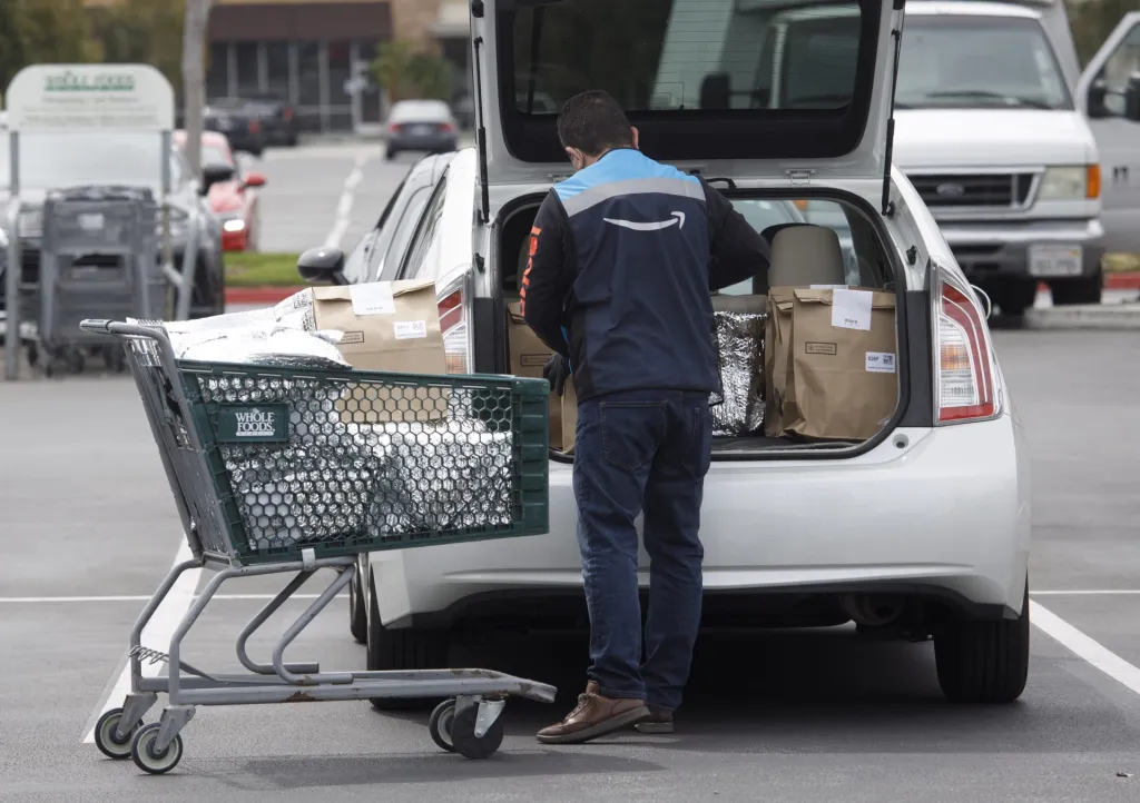 Vista de unas compras de productos de Amazon en un supermercado Whole Foods de la ciudad de Tustin, California, en una fotografía de archivo. EFE/Eugene Garcia