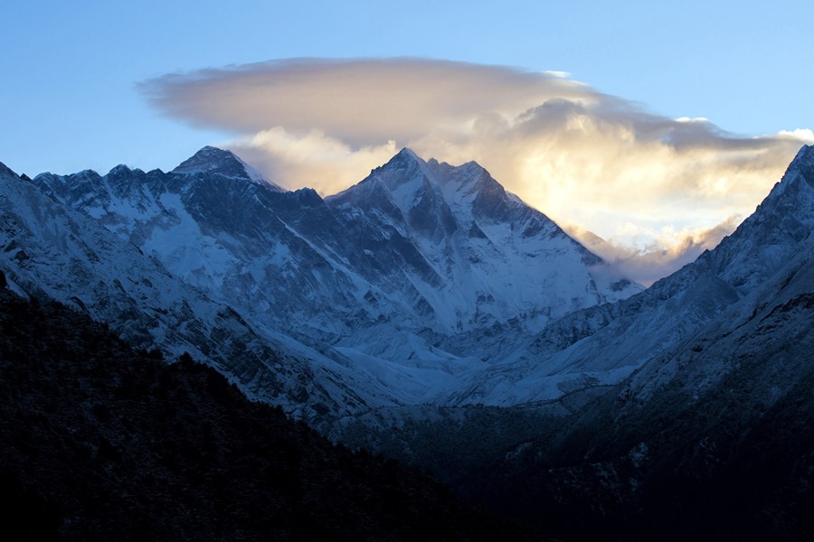 Vista panorámica de las cordilleras del Himalaya, en Nepal. EFE/Balazs Mohai